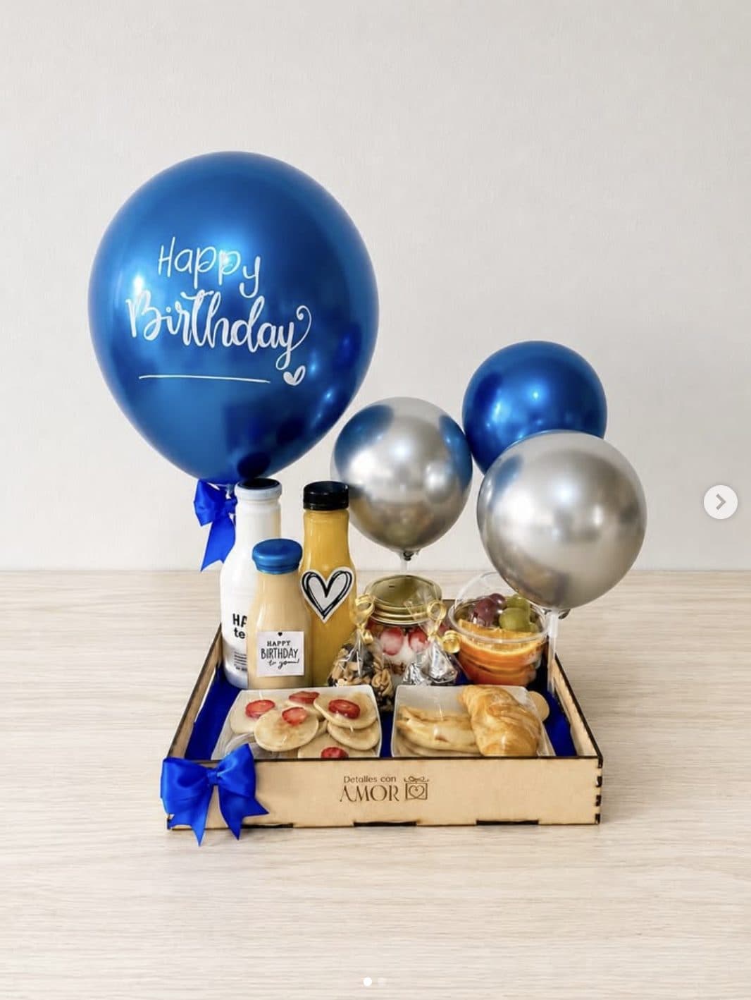 Detalle personalizado en bandeja con globos y snacks